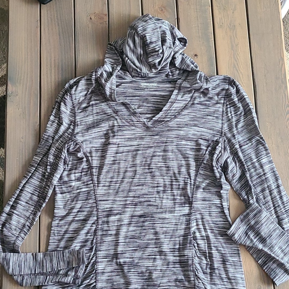 Hooded long sleeve athletic top